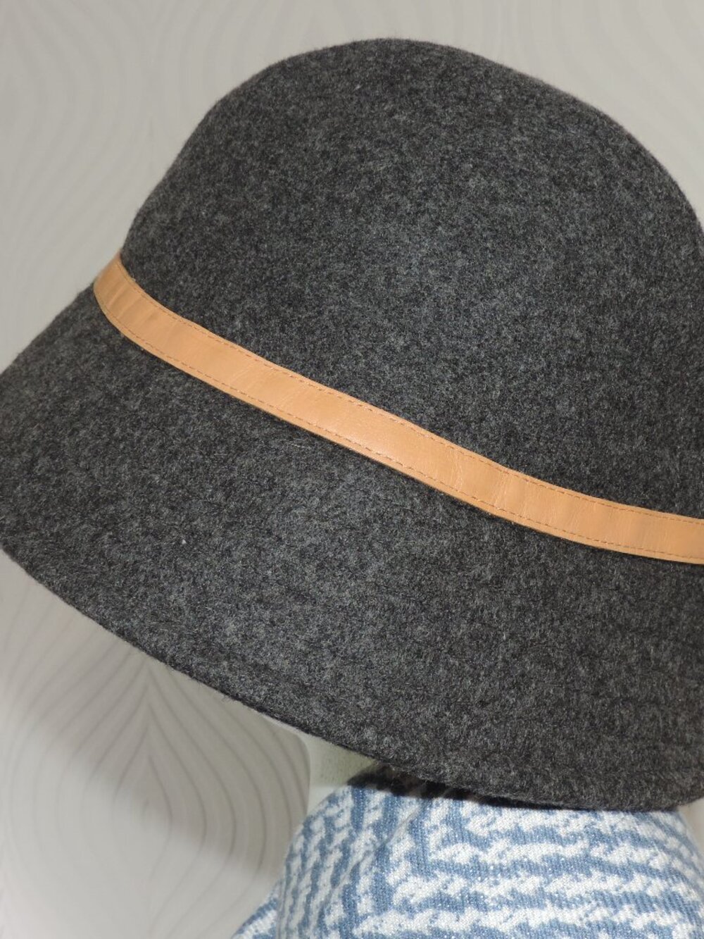 GAP Gray Wool Blend Bucket Hat with Vachetta Leather-look banded trim sz S/M